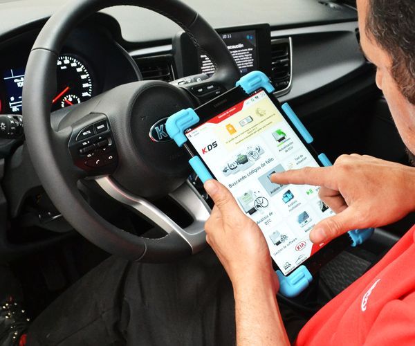 Imagen de nuestro personal trabajando el taller